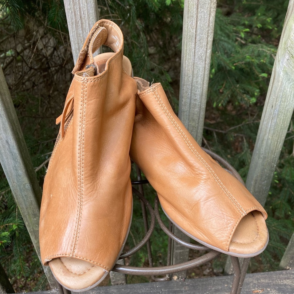Earth tan leather peep toe 2 inch stacked heel sling back size 9 great condition